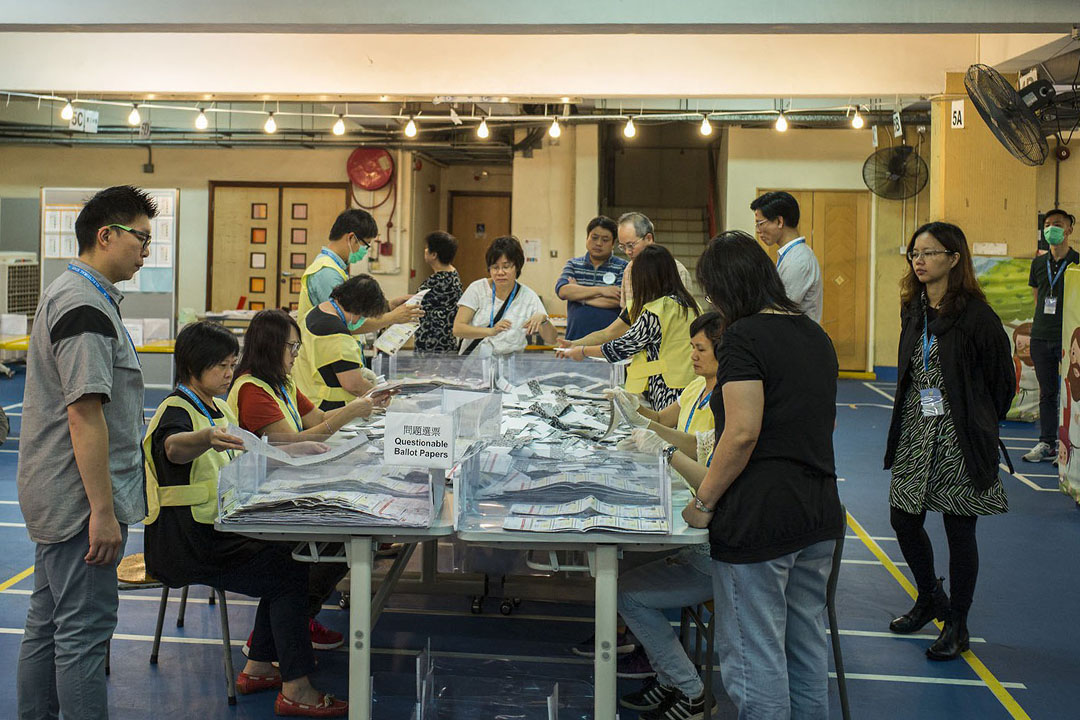 競爭最激烈的屯門樂翠選區正進行點票。攝：林亦非/端傳媒