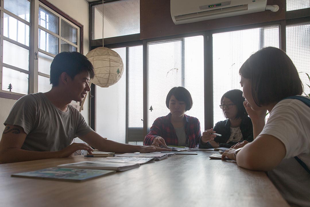 高耀威在小型會議室跟大學生討論未來合作事宜。攝:張國耀/端傳媒
