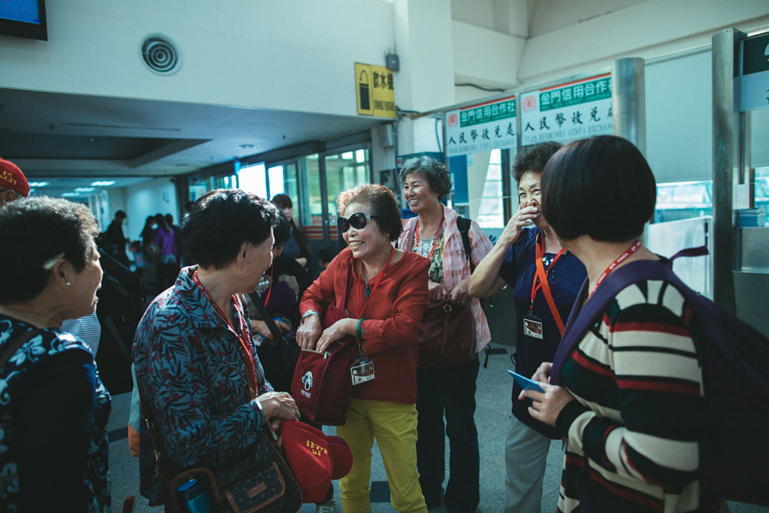 旅客在金門客運碼頭等候前往廈門。攝:王嘉豪/端傳媒