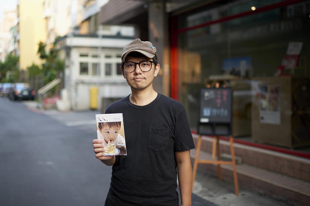 陳夏民與他的夭夭雜誌於即將開幕的讀字書店前。攝 : 趙豫中 /端傳媒