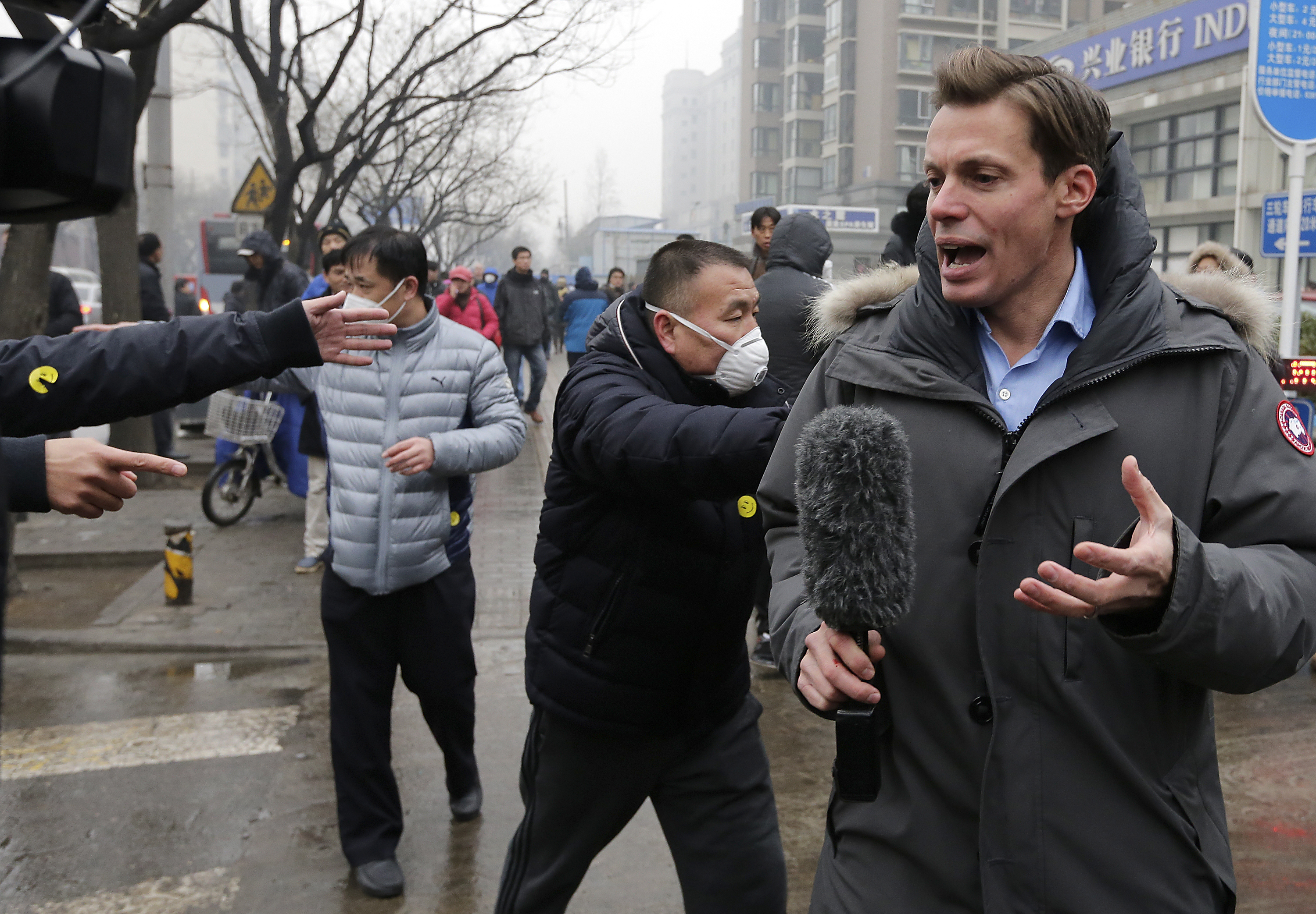 2015年12月14日,外國記者採訪浦志強案被警察驅趕。攝:Andy Wong/AP