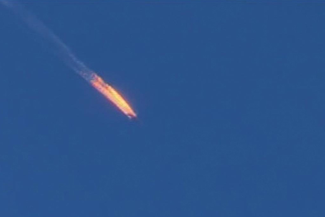 2015年11月24日,土耳其國家電視台截圖畫面顯示, 俄羅斯戰機被擊落候着火墜落土耳其境內。攝:Haberturk TV via AP
