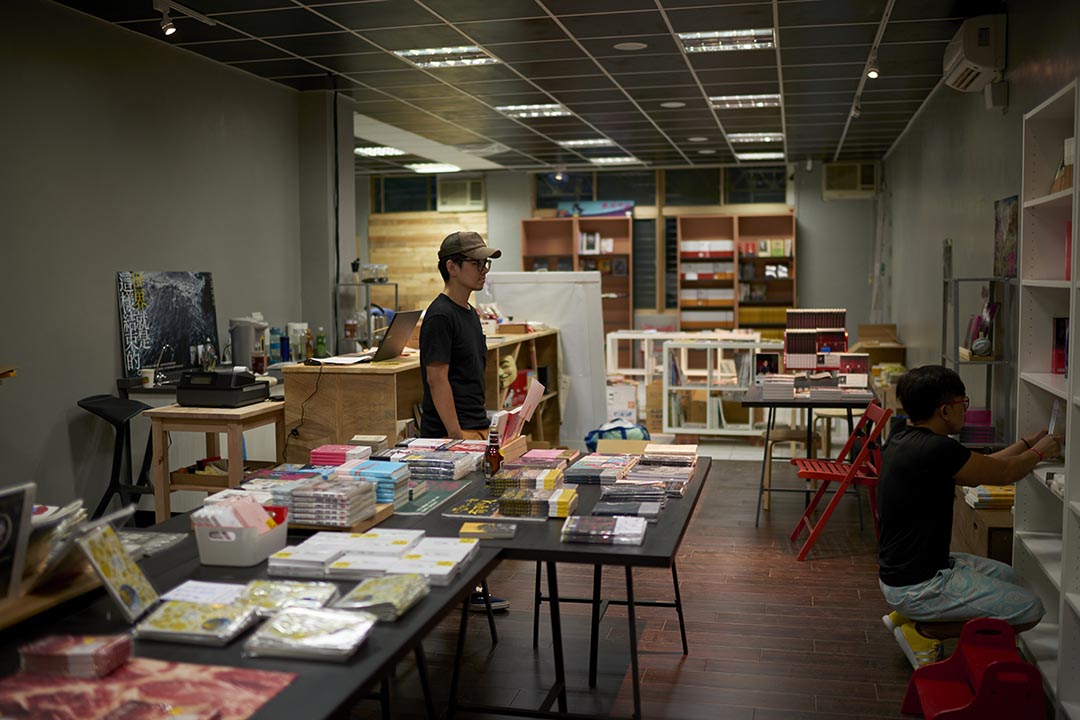 陳夏民與其工作夥伴正在為即將開幕的讀字書店做準備
。攝 : 趙豫中 /端傳媒