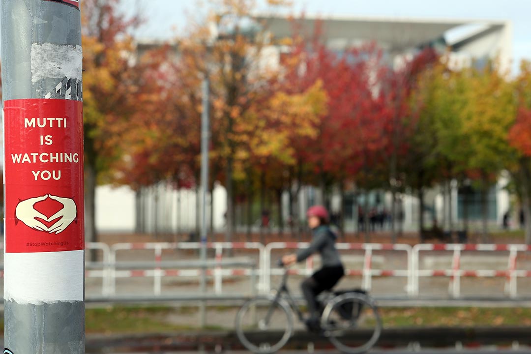 一名女士踏單車經過一支貼了