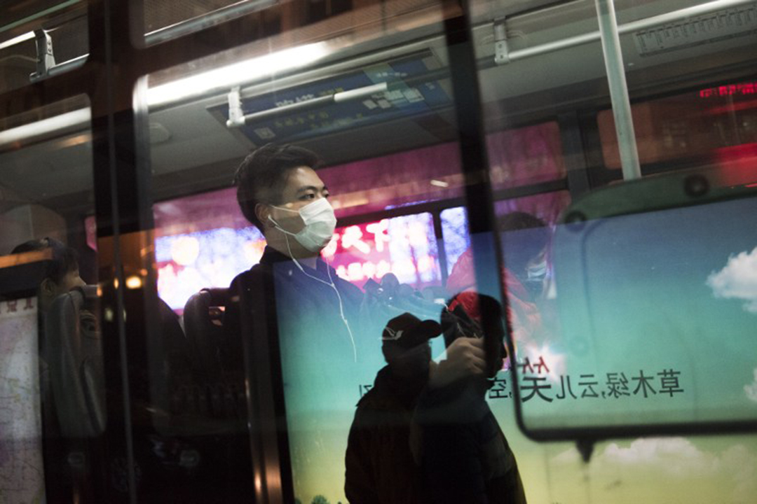 下班時間，公交車上的乘客都戴上口罩。攝:FRED DUFOUR/AFP