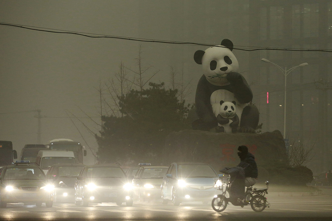 望京區地標大熊貓，也在黃色的霧霾中。攝:China Daily/REUTERS