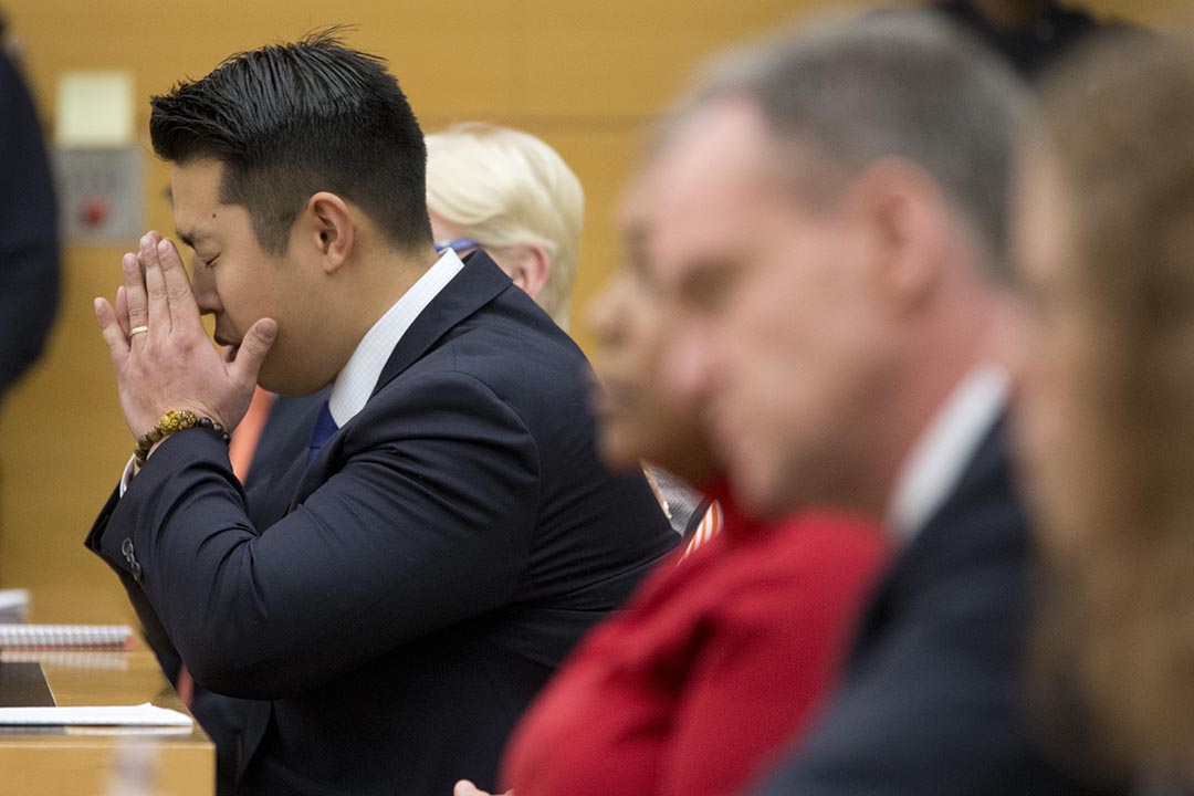 2016年2月11日,華裔警察梁彼得(Peter Liang)被裁定罪名成立後露出哀傷的神情。攝:Mary Altaffer/Pool/AP