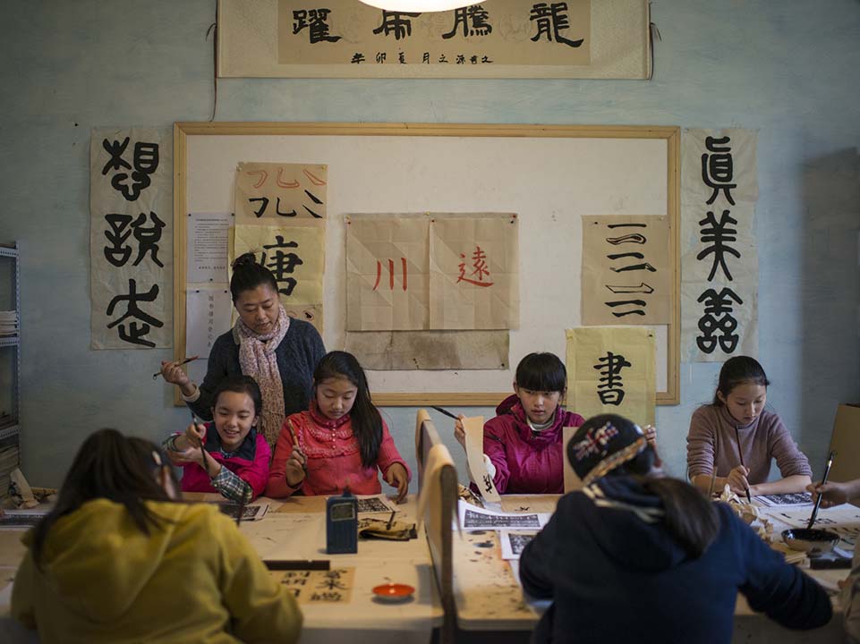 同學們在學毛筆字。攝:Wu Yue/端傳媒