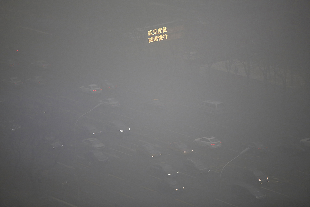 霧霾減低能見度，連日來北京市多處高速公路發生交通意外。攝:Jason Lee/REUTERS