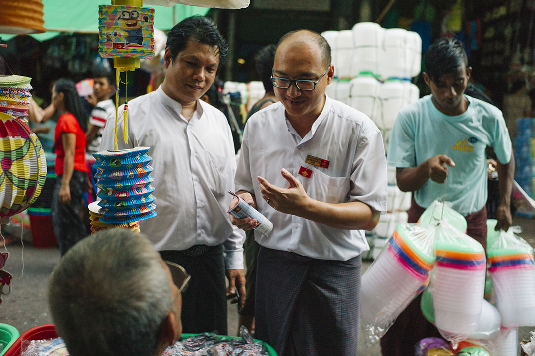 2015年11月5日,仰光,全國民主力量黨(NDF)華人Aung Thu Hein參選緬甸大選,圖為他於China Town拉票情況。攝:葉家豪/端傳媒
