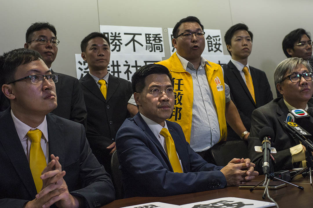 2015年11月23日,新民主同盟范国威与党员在区议会选举翌日举行记者会。摄: 叶家豪/端传媒