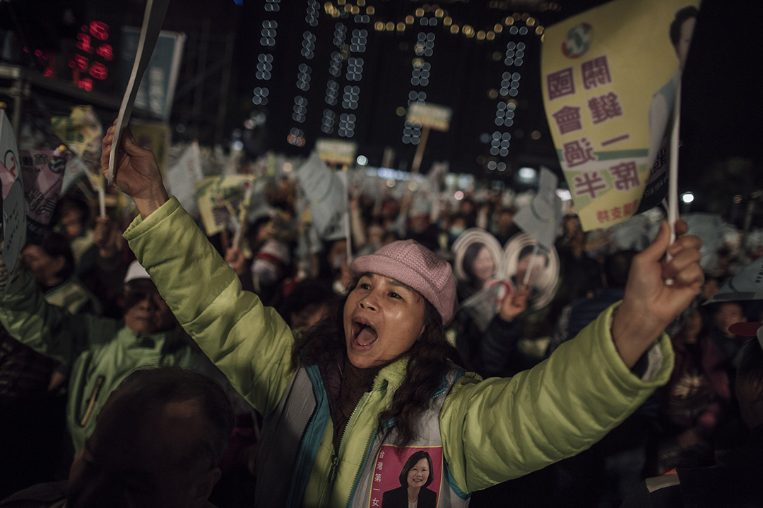 2016年1月14日,台灣,蔡英文的支持者參與桃園市造勢晚會。攝: Anthony Kwan/ 端傳媒