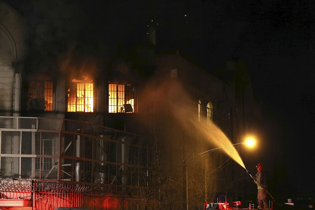 消防员在灌救被伊朗示威者焚烧沙特驻伊大使馆。摄 : REUTERS/TIMA/Mehdi Ghasemi/ISNA