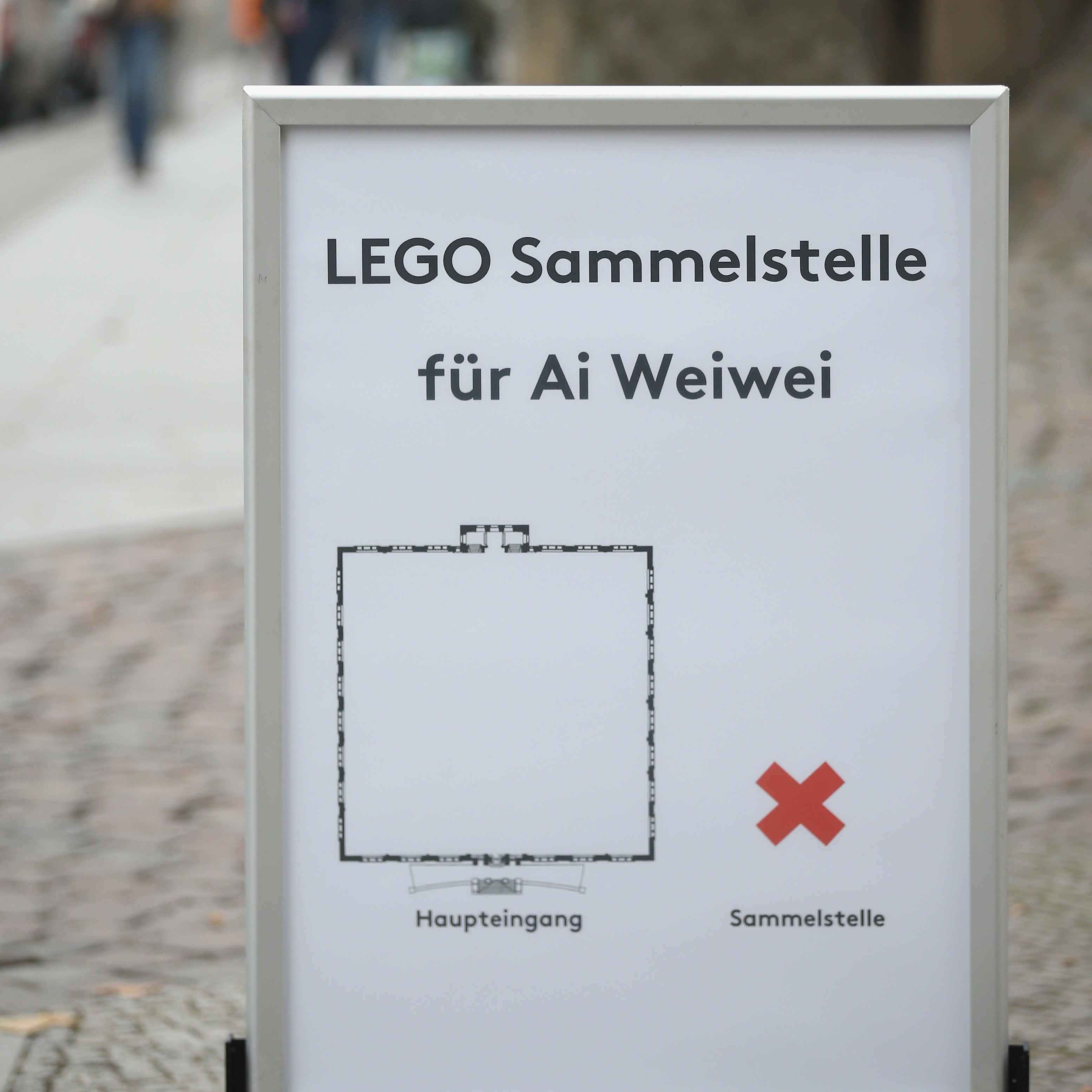 10月31日，德國柏林一所美術館在門外豎立告示牌，公開收集LEGO給艾未未。攝：Sean Gallup/GETTY