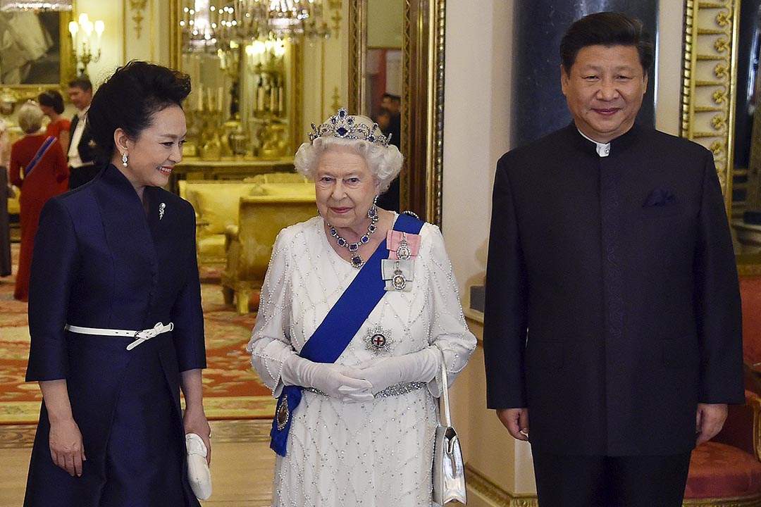 英國女王伊丽莎白二世在白金汉宫跟中國國家主席習近平與妻子彭丽媛见面。摄:Toby Melville/REUTERS