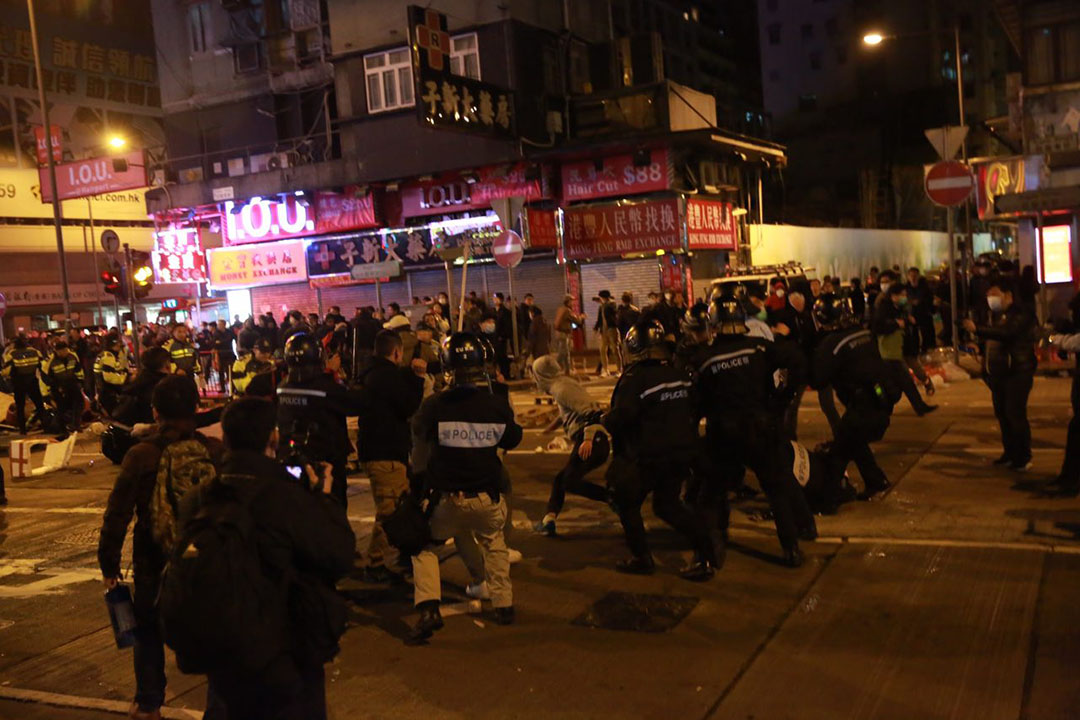 2016年2月9日,旺角,凌晨二時,警員在亞皆老街馬路拘捕一名示威者。攝:Billy H.C. Kwok/端傳媒